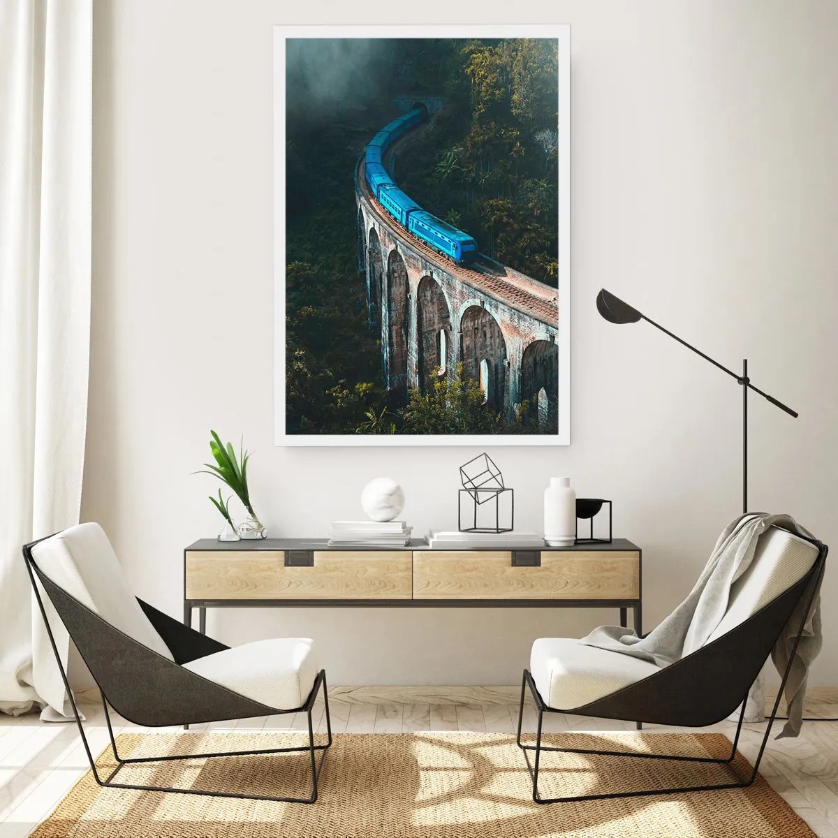 Poster - Ein blauer Zug fährt über ein malerisches Viadukt - 50x70cm - Neigung zur Natur - Moderne Wanddekoration für Wohnzimmer und Schlafzimmer ARTTOR