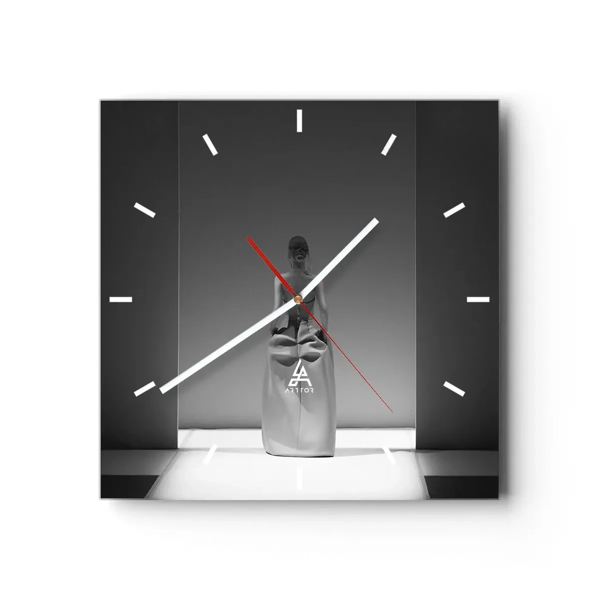 Wanduhr - Glasuhr - Ein Schwarzweißgemälde mit einer minimalistischen Szene einer Frau in einem geometrischen Raum. - 30x30cm - Raffinierte Einfachheit - Moderne Wanddekoration für Wohnzimmer und Schlafzimmer ARTTOR