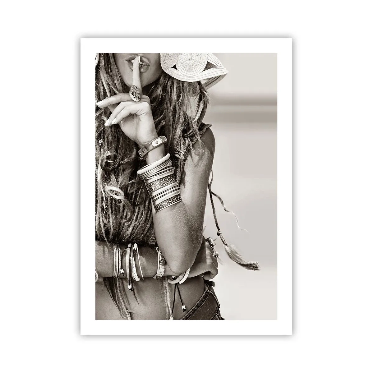 Poster - Stilvolle Frau mit Schmuck macht eine Geste des Schweigens - 50x70cm - Wieso ein Mädchen - Moderne Wanddekoration für Wohnzimmer und Schlafzimmer ARTTOR