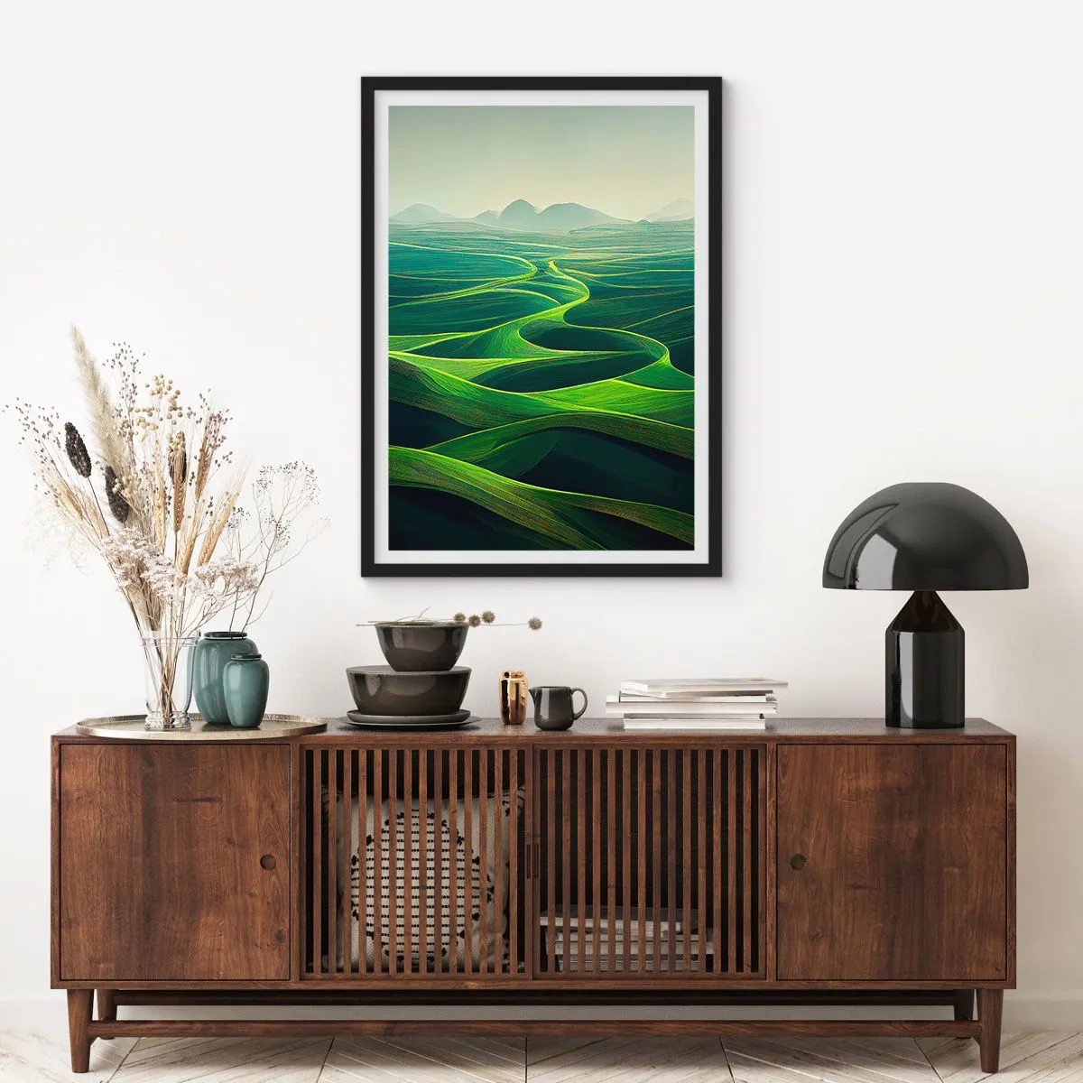 Poster in einem schwarzem Rahmen - Grüne, sanfte Felder mit Blick auf die Berge - 50x70cm - In den grünen Tälern - Moderne Wanddekoration für Wohnzimmer und Schlafzimmer ARTTOR
