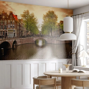 Maßgeschneiderte Fototapete Premium Canvas - Mit dem Boot oder mit dem Fahrrad? - Stadt, Amsterdam, Bootsbrückenkanal