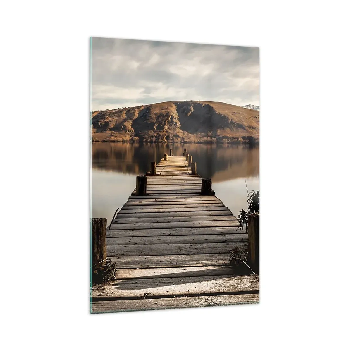 Glasbild - Bild auf glas - Ein Holzsteg über einem See, umgeben von malerischen Hügeln - 80x120cm - Landschaft in Stille - Moderne Wanddekoration für Wohnzimmer und Schlafzimmer ARTTOR