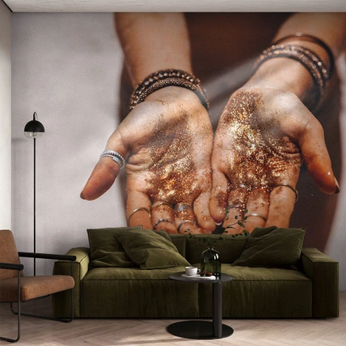 Fototapete Premium Canvas - Ein Geschenk für dich - Frauenhände, Boho, Gold - 400x280 cm