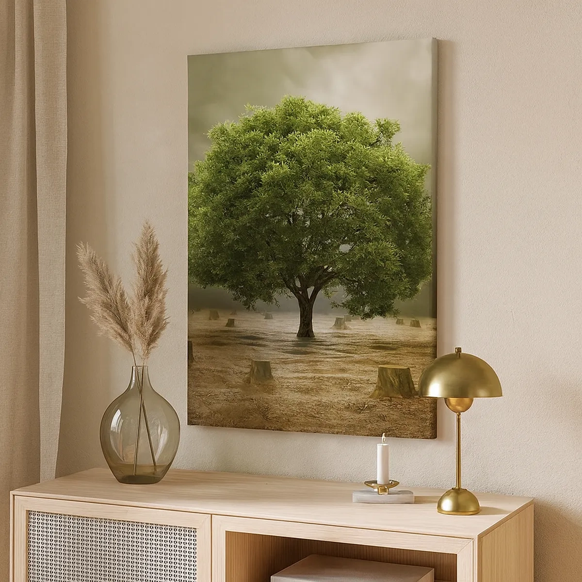 Bild auf Leinwand - Leinwandbild - Ein grüner Baum, umgeben von gefällten Baumstämmen vor einem bewölkten Himmel - 50x70cm - Alle Hoffnung - Moderne Wanddekoration für Wohnzimmer und Schlafzimmer ARTTOR