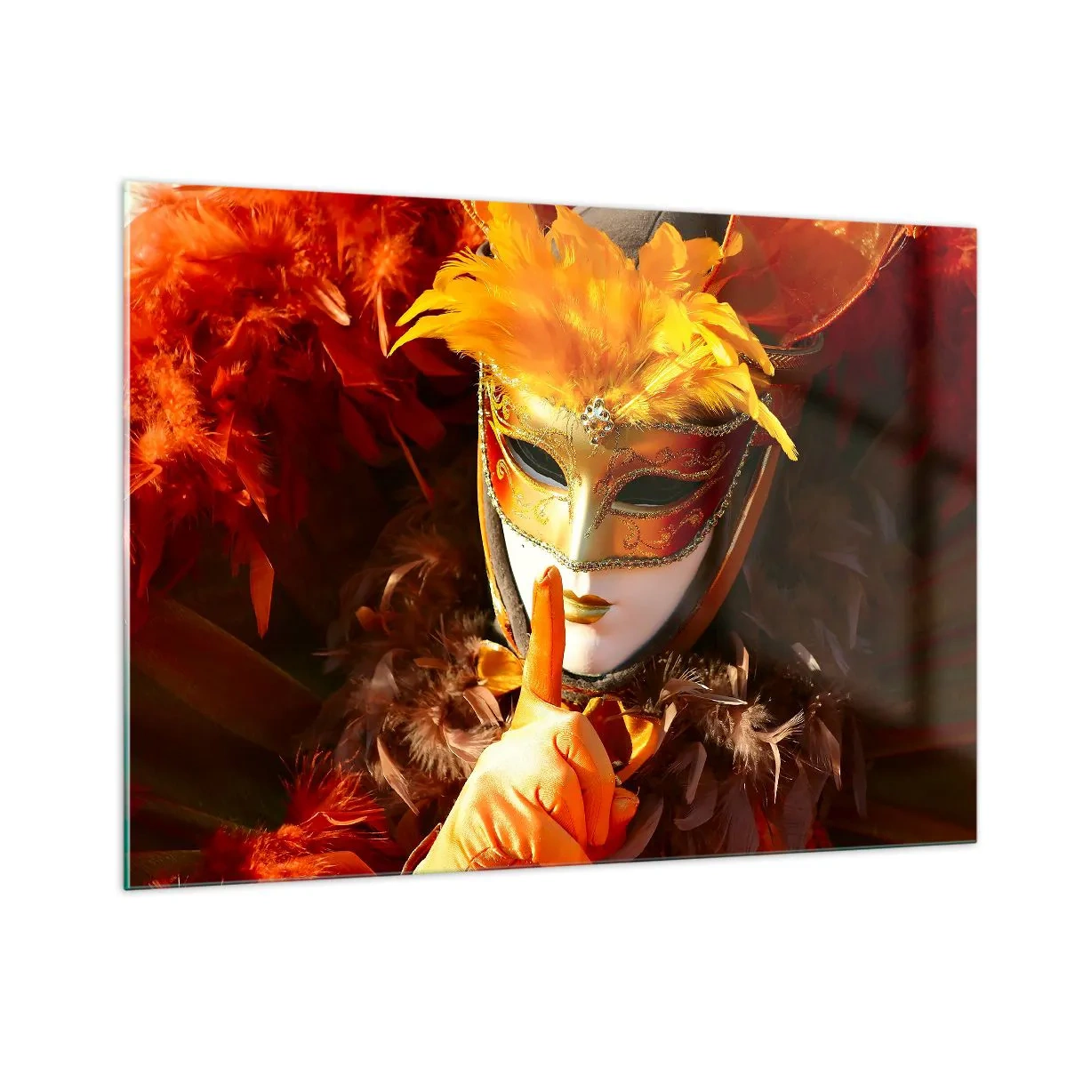 Glasbild - Bild auf glas - Eine Figur in einer goldenen Maske mit orangefarbenen Federn - 100x70cm - Geheimnis ist Teil des Spiels - Moderne Wanddekoration für Wohnzimmer und Schlafzimmer ARTTOR