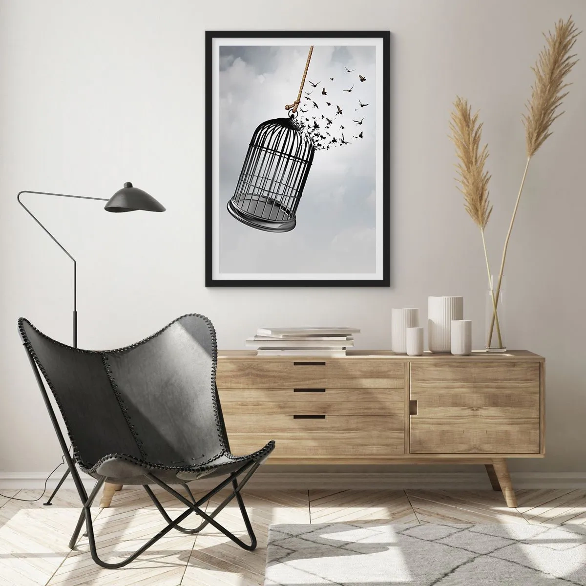 Poster in einem schwarzem Rahmen - Vögel fliegen aus einem offenen Käfig vor einem Wolkenhintergrund - 50x70cm - Glaube ... Hoffnung ... Freiheit! - Moderne Wanddekoration für Wohnzimmer und Schlafzimmer ARTTOR