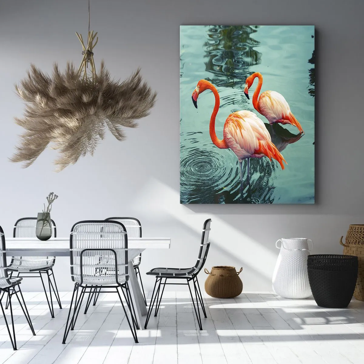 Bild auf Leinwand - Leinwandbild - Zwei Flamingos im ruhigen Wasser spiegeln ihre Umgebung wider - 70x100cm - Wir sind jetzt in Mode - Moderne Wanddekoration für Wohnzimmer und Schlafzimmer ARTTOR