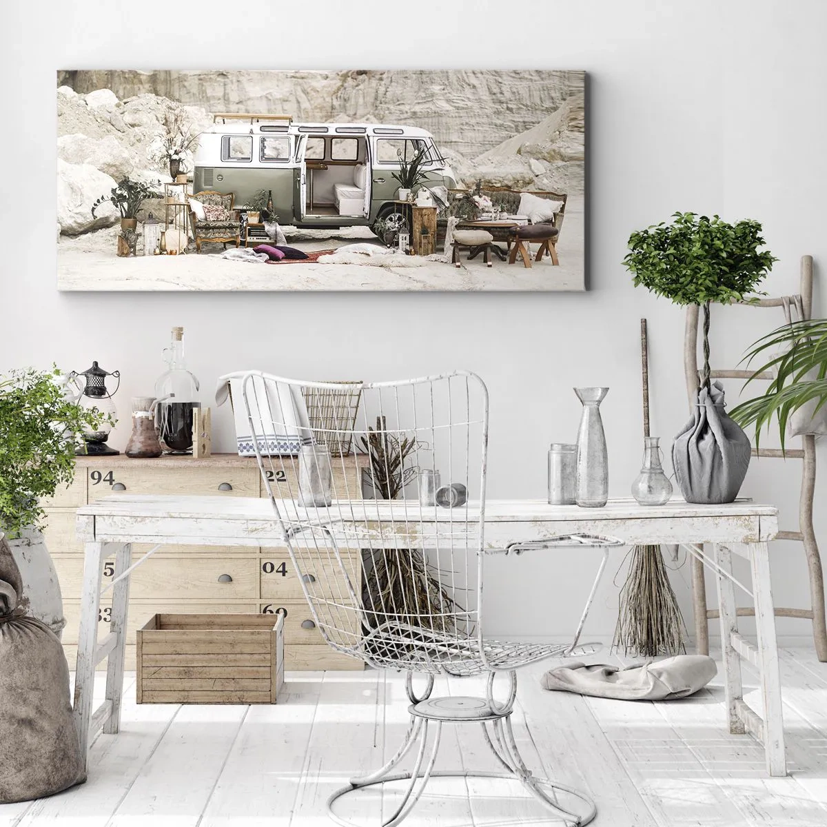 Bild auf Leinwand - Leinwandbild - Ein Retro-Camper im Boho-Design vor einer felsigen Landschaft. - 120x50cm - Es ist die Zeit, die Reise zu beginnen - Moderne Wanddekoration für Wohnzimmer und Schlafzimmer ARTTOR