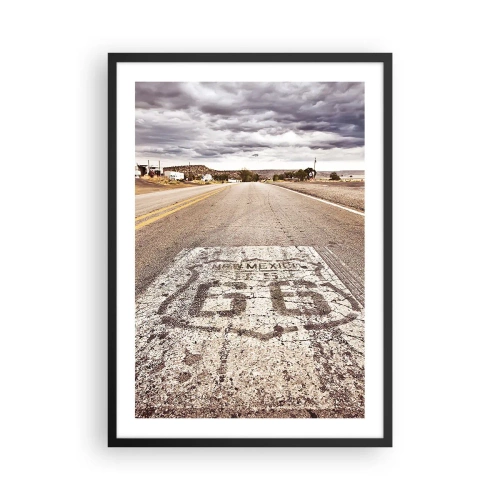 Poster in einem schwarzem Rahmen - Eine Straße mit dem Symbol der Route 66, die durch eine Wüstenlandschaft führt - 50x70cm - Mother Road - eine amerikanische Legende - Moderne Wanddekoration für Wohnzimmer und Schlafzimmer ARTTOR