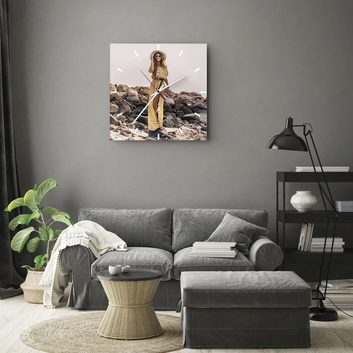 Wanduhr - Glasuhr - Eine Frau im Boho-Stil vor einem felsigen Strandhintergrund - 30x30cm - Die Magie der Steine - Moderne Wanddekoration für Wohnzimmer und Schlafzimmer ARTTOR