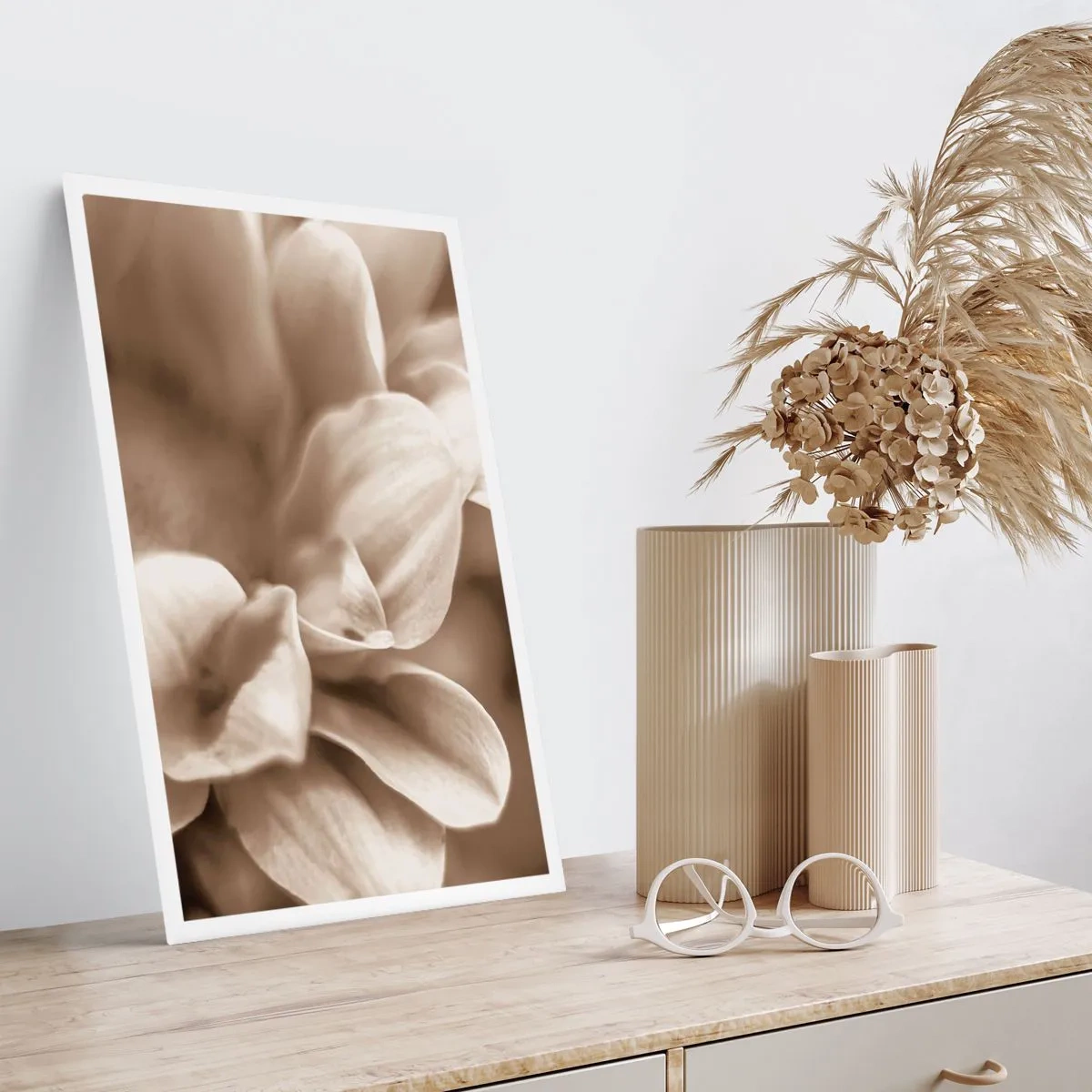 Poster - Eine Nahaufnahme von zarten Blütenblättern in Sepiatönen - 50x70cm - So sanft wie ein Lächeln - Moderne Wanddekoration für Wohnzimmer und Schlafzimmer ARTTOR