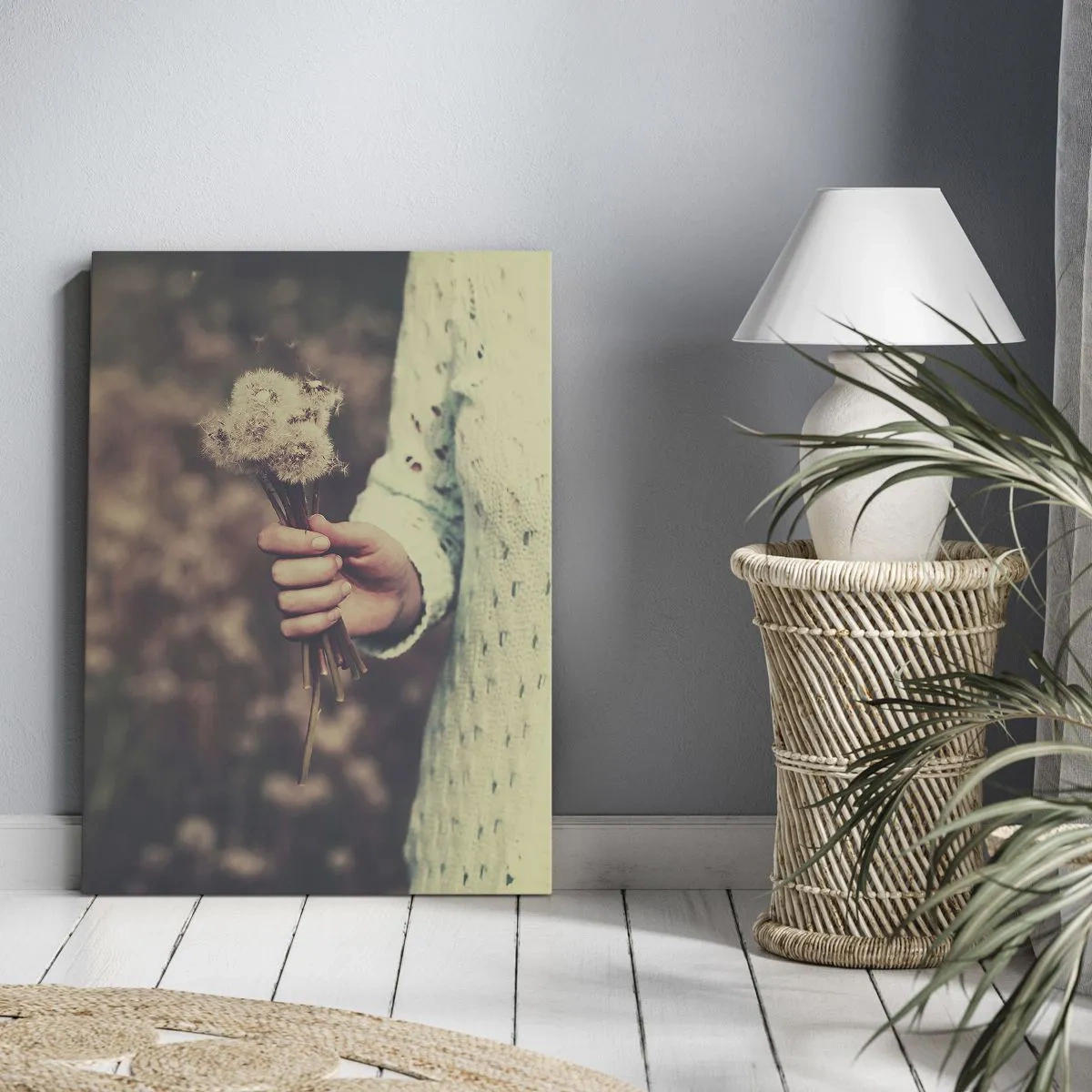 Bild auf Leinwand - Leinwandbild - Eine Hand hält Löwenzahn vor dem unscharfen Hintergrund eines Feldes voller Blumen. - 80x120cm - Bitte behalte sie - Moderne Wanddekoration für Wohnzimmer und Schlafzimmer ARTTOR
