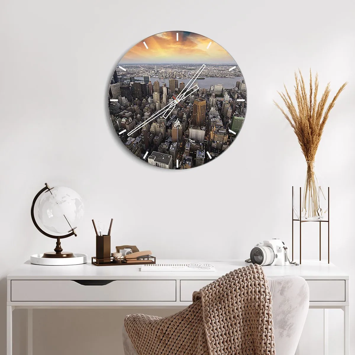 Wanduhr - Glasuhr - Stadtpanorama mit hohen Wolkenkratzern bei Sonnenuntergang - 30x30cm - Das schlagende Herz unserer Zeit - Moderne Wanddekoration für Wohnzimmer, Küche und Schlafzimmer ARTTOR