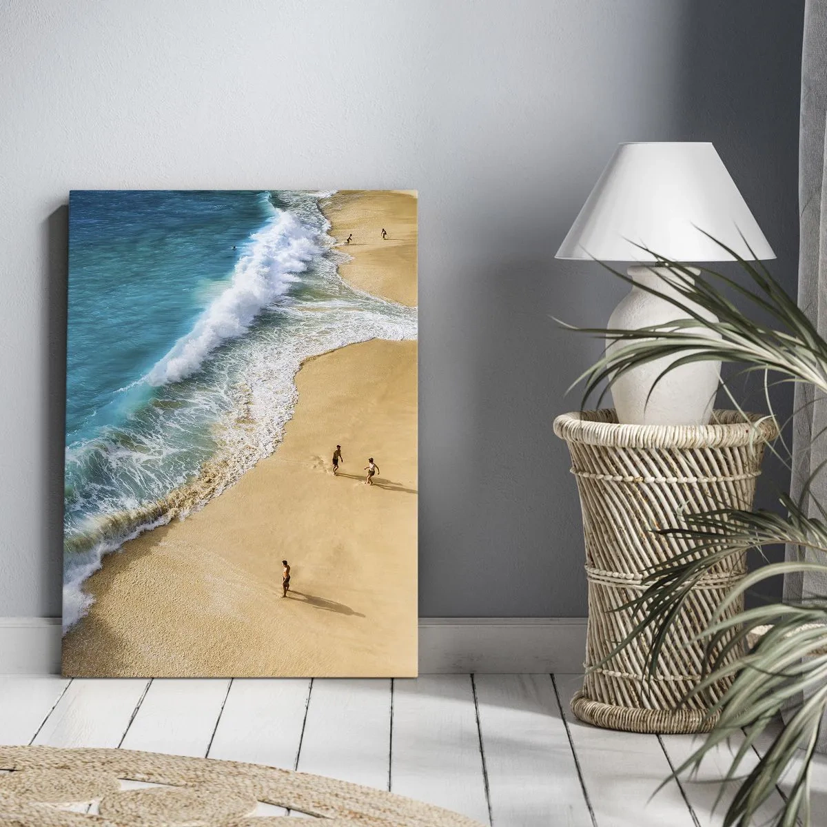 Bild auf Leinwand - Leinwandbild - Ein Strand mit türkisfarbenem Wasser und herumlaufenden Menschen - 80x120cm - Und dann die Sonne, der Strand… - Moderne Wanddekoration für Wohnzimmer und Schlafzimmer ARTTOR