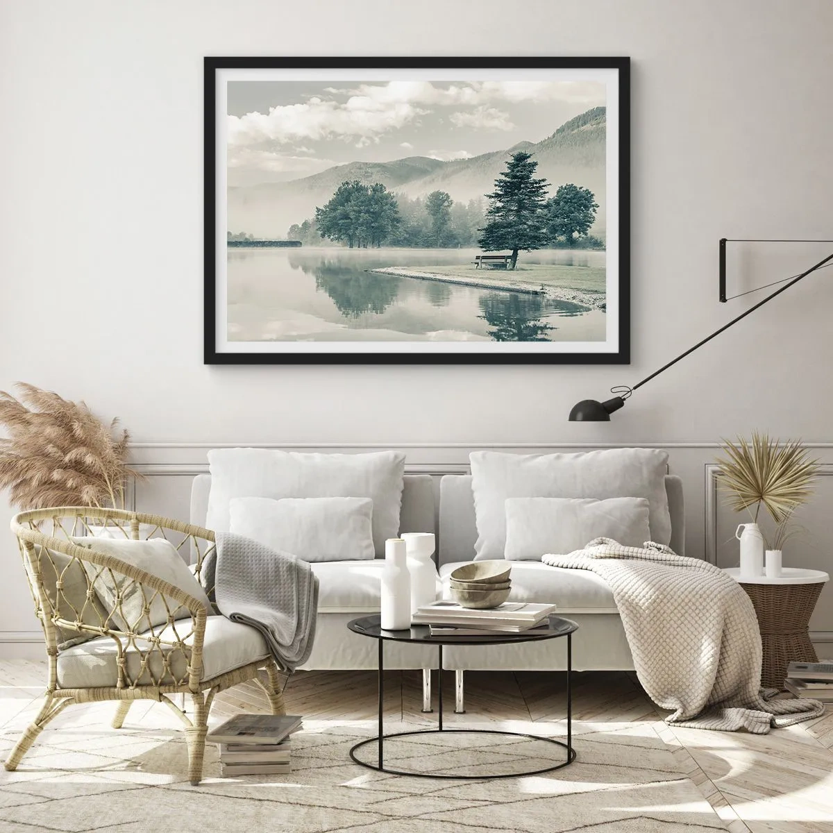 Poster in einem schwarzem Rahmen - Ein malerischer See mit einer Bank und Nebel im Hintergrund - 100x70cm - Der See schläft noch - Moderne Wanddekoration für Wohnzimmer und Schlafzimmer ARTTOR