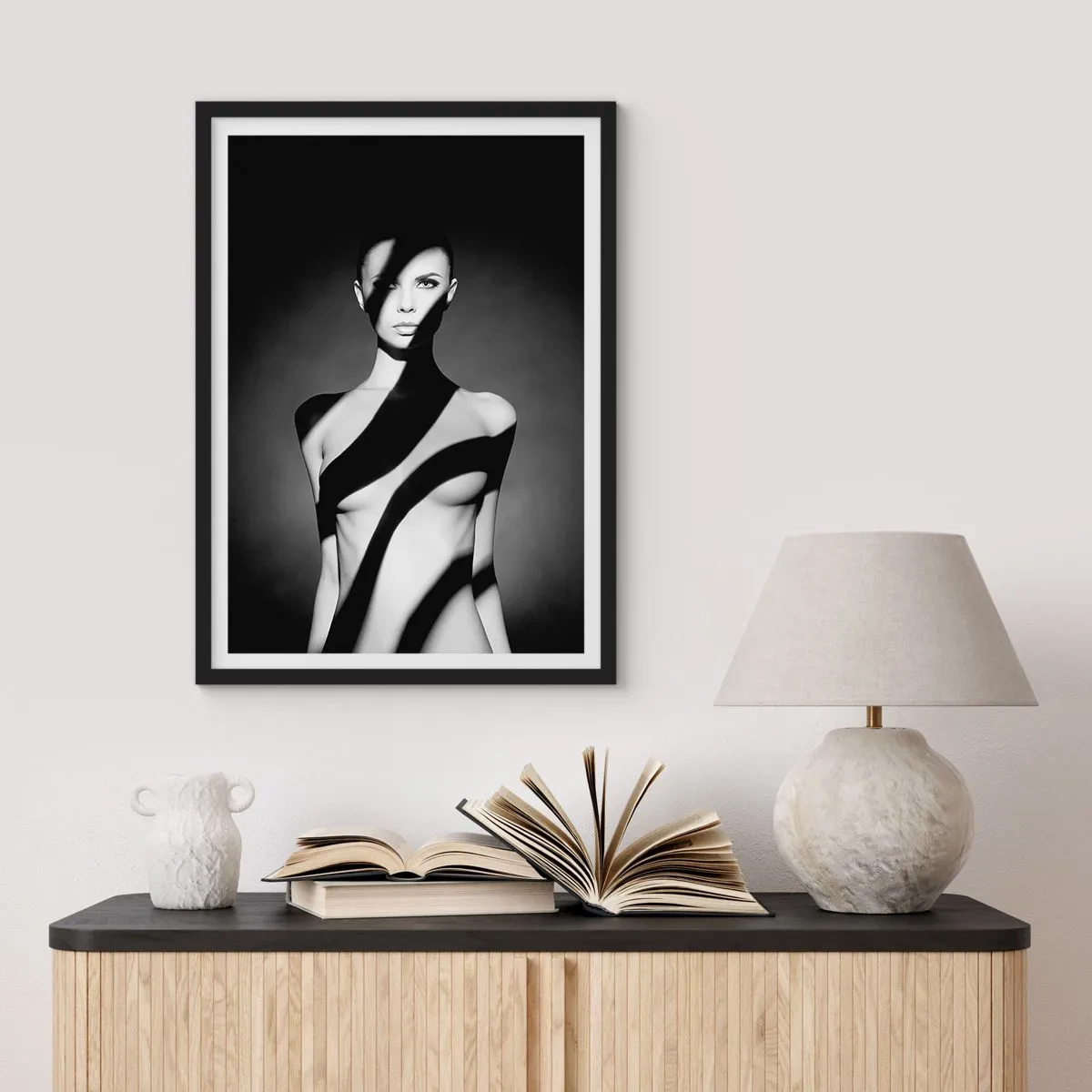 Poster in einem schwarzem Rahmen - Frau in schwarz-weißen grafischen Schatten - 50x70cm - In Glanz und Schatten - Moderne Wanddekoration für Wohnzimmer und Schlafzimmer ARTTOR