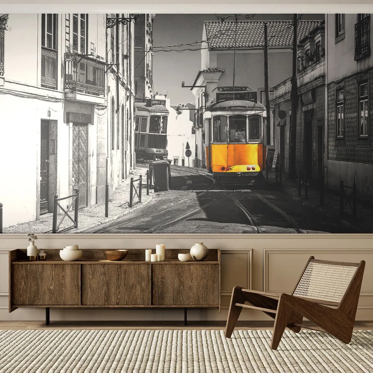 Fototapete Premium Sand - Eine gelbe Straßenbahn auf einer schwarz-weißen Straße in einem Lissaboner Viertel - 100x70cm - Der Geist von Lissabon - Moderne Wanddekoration für Wohnzimmer und Schlafzimmer ARTTOR