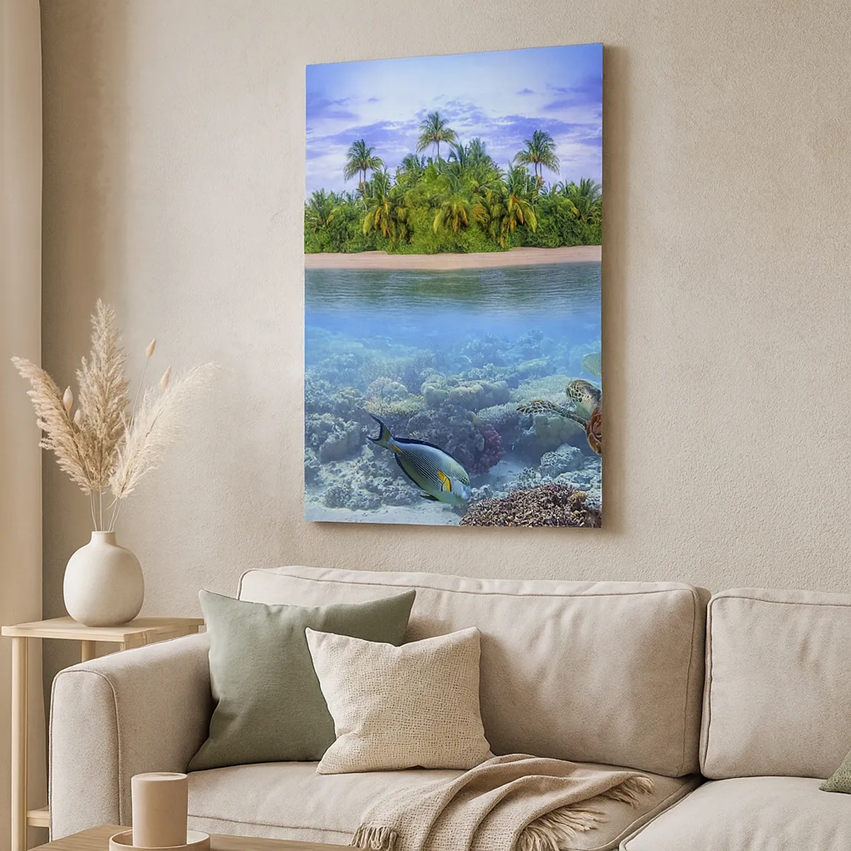 Bild auf Leinwand - Leinwandbild - Eine tropische Insel, umgeben von einem türkisfarbenen Ozean mit einem Korallenriff und Fischen. - 50x70cm - Heavenly Island lädt dich ein - Moderne Wanddekoration für Wohnzimmer und Schlafzimmer ARTTOR