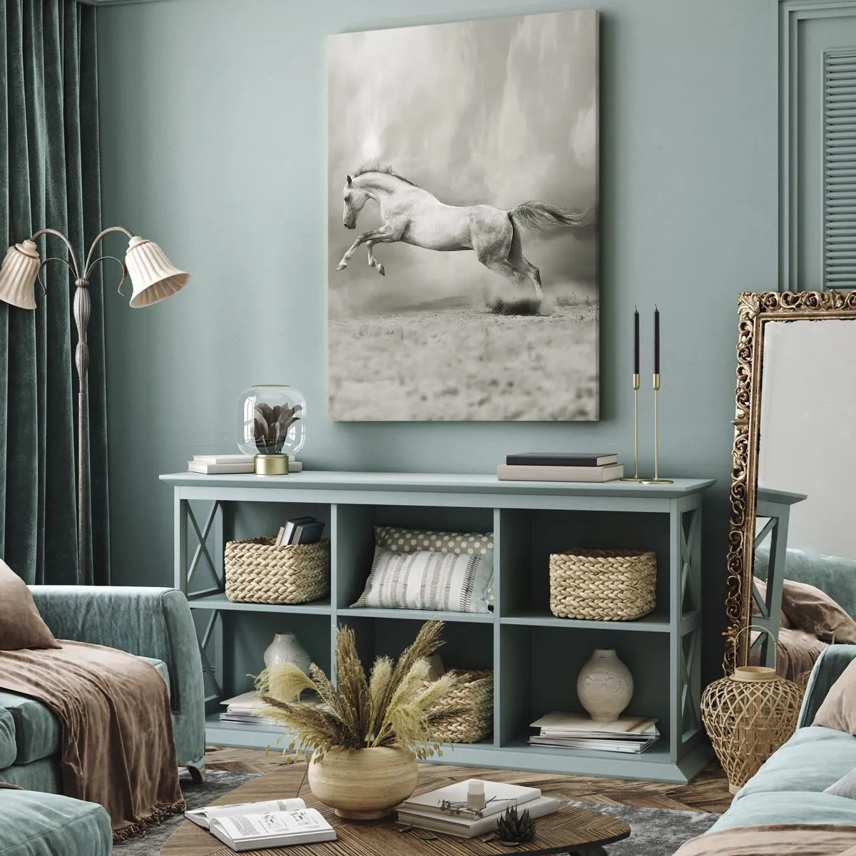 Bild auf Leinwand - Leinwandbild - Ein weißes Pferd in einem dynamischen Sprung vor dem Hintergrund nebliger Wolken. - 70x100cm - Zwischen Aufwachen und Schlafen - Moderne Wanddekoration für Wohnzimmer und Schlafzimmer ARTTOR