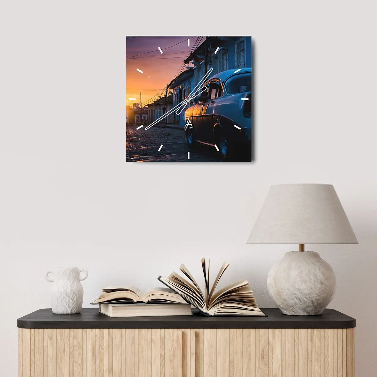 Wanduhr - Glasuhr - Retro-Auto und Fahrrad auf der Straße im Licht der untergehenden Sonne - 30x30cm - Hier vergeht die Zeit - Moderne Wanddekoration für Wohnzimmer und Schlafzimmer ARTTOR