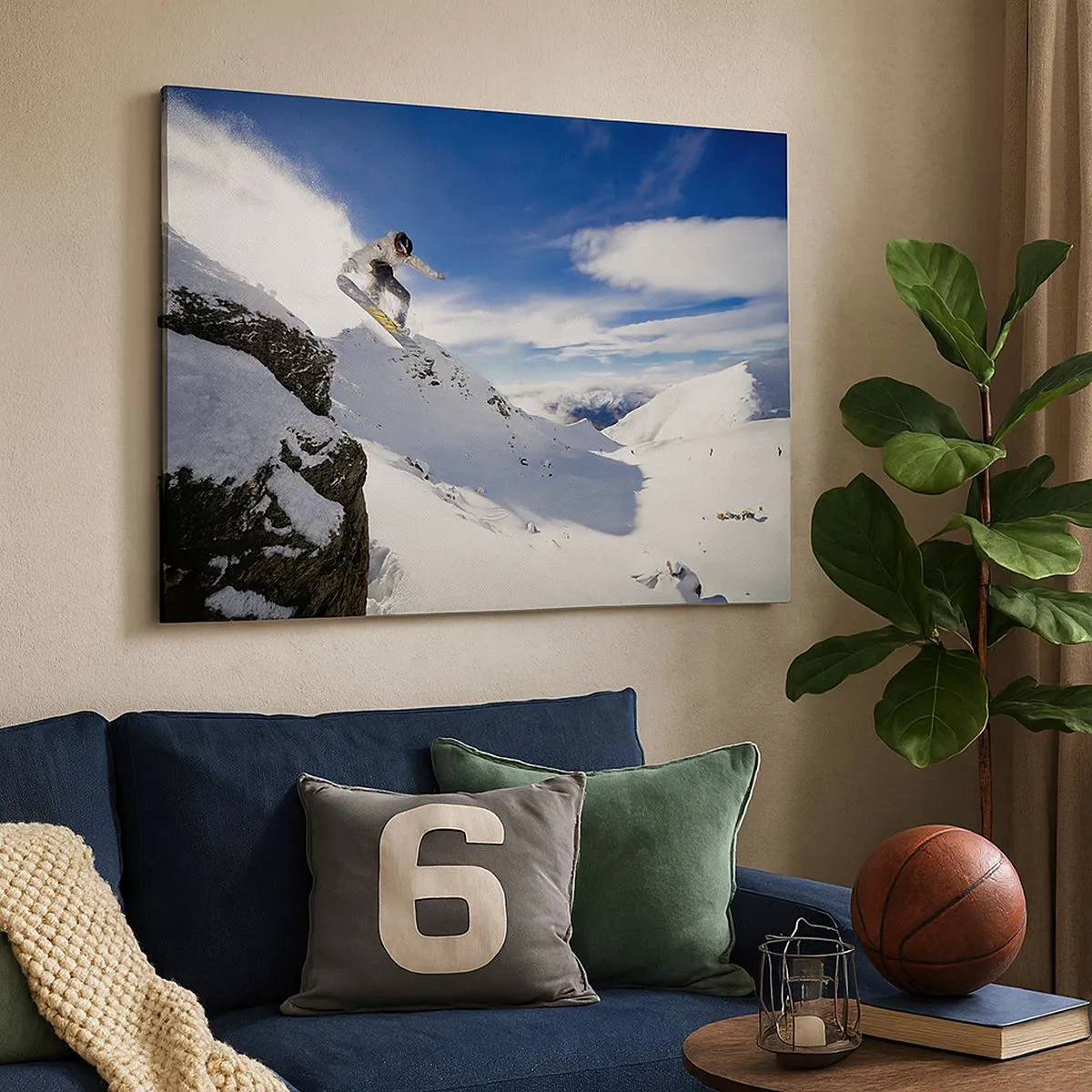 Bild auf Leinwand - Leinwandbild - Ein Snowboarder springt von einer Klippe mit schneebedeckten Bergen im Hintergrund. - 70x50cm - Freiheit ohne Grenzen - Moderne Wanddekoration für Wohnzimmer und Schlafzimmer ARTTOR