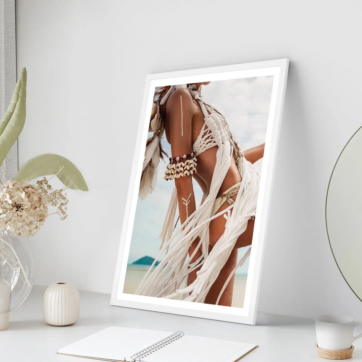 Poster in einem weißen Rahmen - Eine Priesterin der Sonne - 70x100 cm