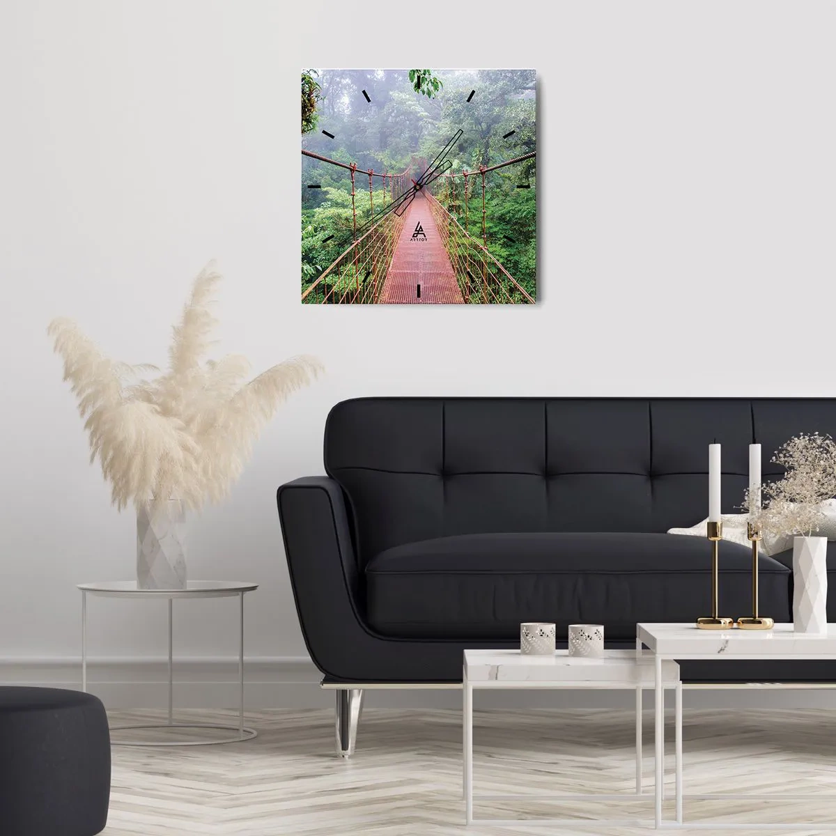 Wanduhr - Glasuhr - Eine Hängebrücke in einem tropischen Dschungel, umgeben von Nebel - 30x30cm - Über den Kronen aufgehängt - Moderne Wanddekoration für Wohnzimmer und Schlafzimmer ARTTOR