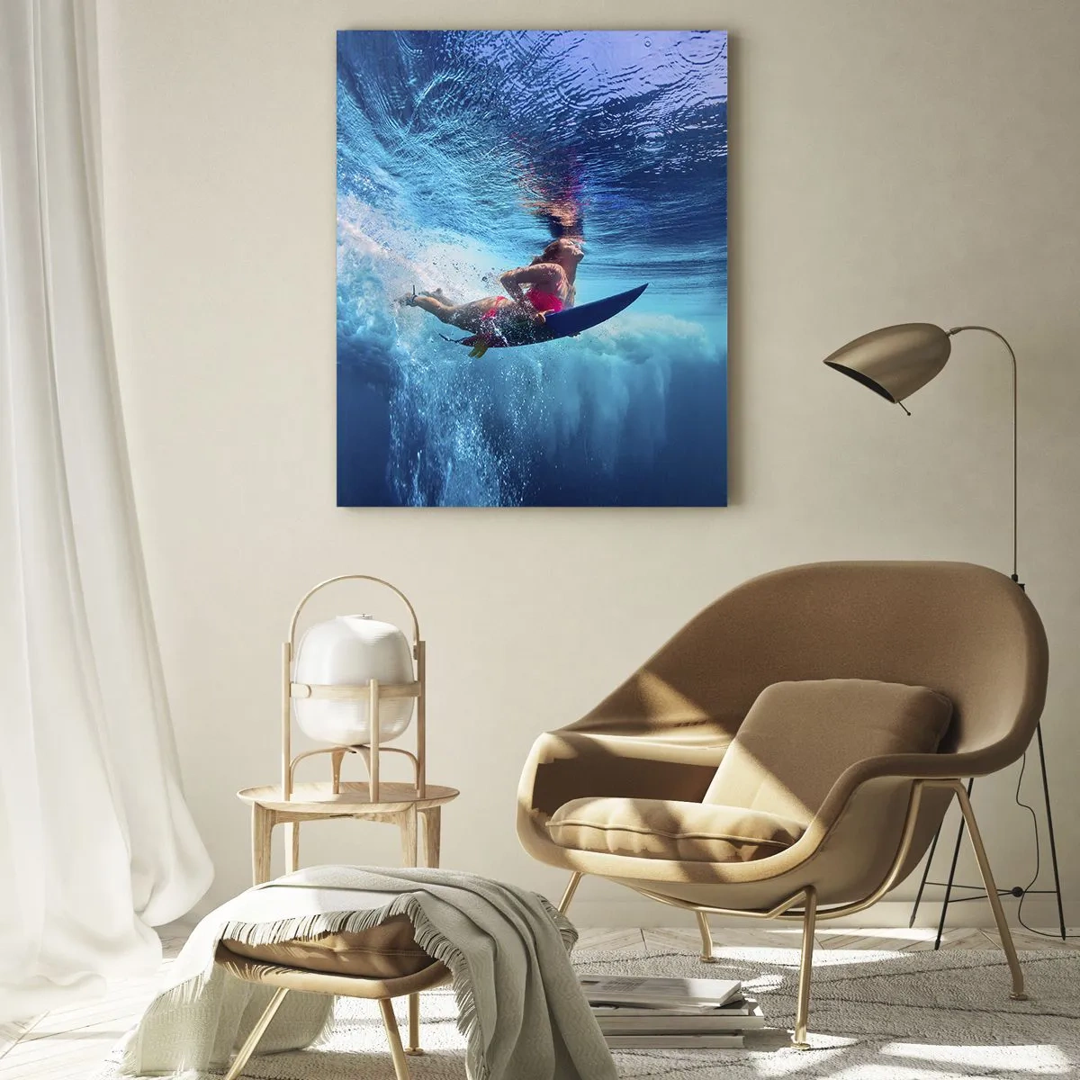 Glasbild - Bild auf glas - Ein Surfer unter Wasser in einer dynamischen Komposition in Blautönen. - 70x100cm - Tiefe der Freude - Moderne Wanddekoration für Wohnzimmer und Schlafzimmer ARTTOR