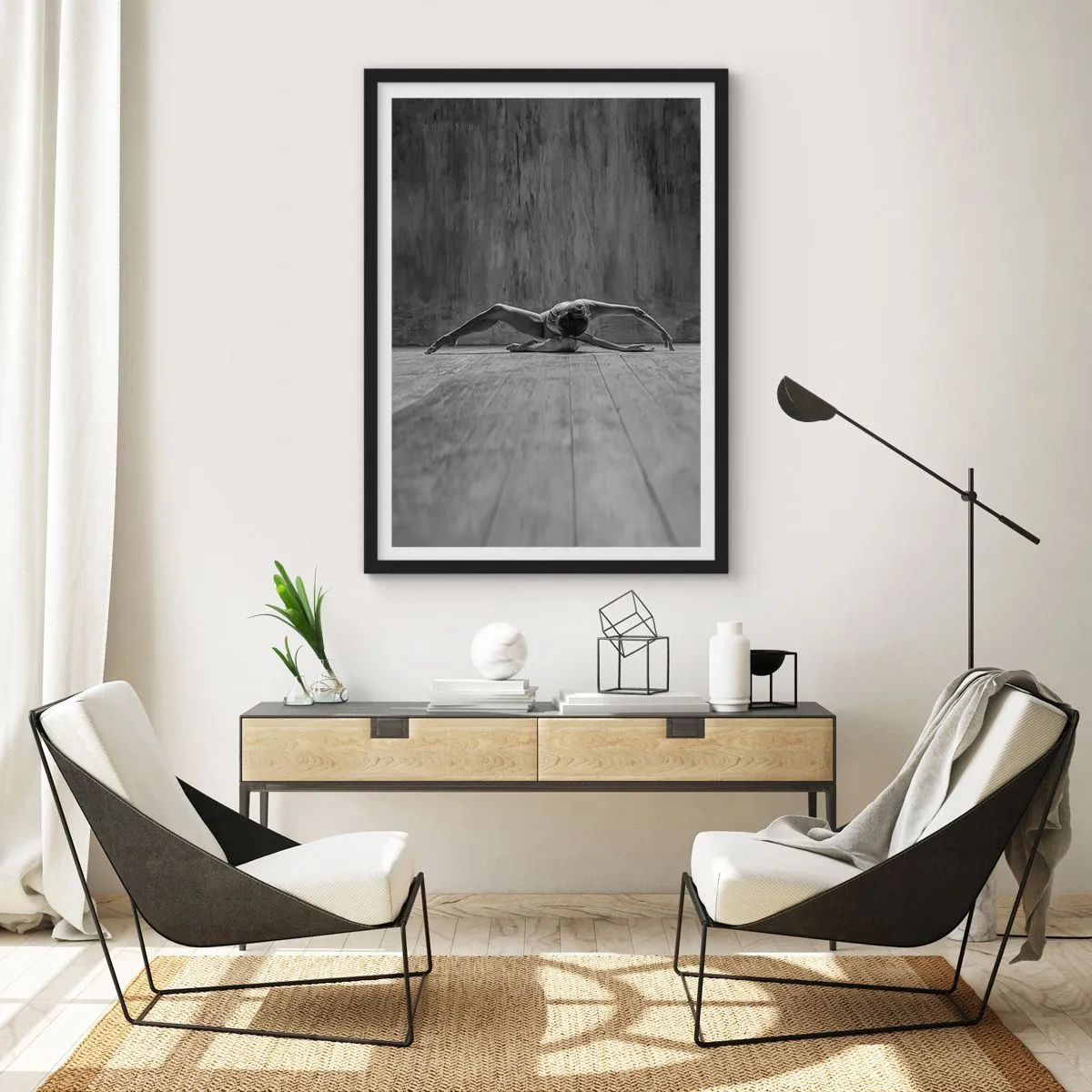 Poster in einem schwarzem Rahmen - Eine Tänzerin in künstlerischer Pose auf einer Holzbühne - 50x70cm - Symmetrie gefunden - Moderne Wanddekoration für Wohnzimmer und Schlafzimmer ARTTOR