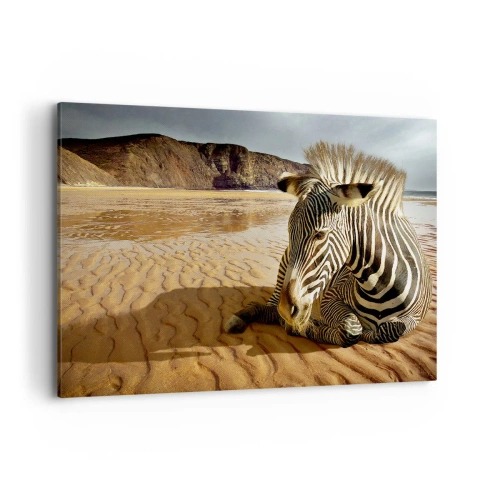 Bild auf Leinwand - Leinwandbild - Ein Zebra ruht sich an einem Sandstrand mit Klippen im Hintergrund aus. - 100x70cm - Wir passen zusammen - Moderne Wanddekoration für Wohnzimmer und Schlafzimmer ARTTOR
