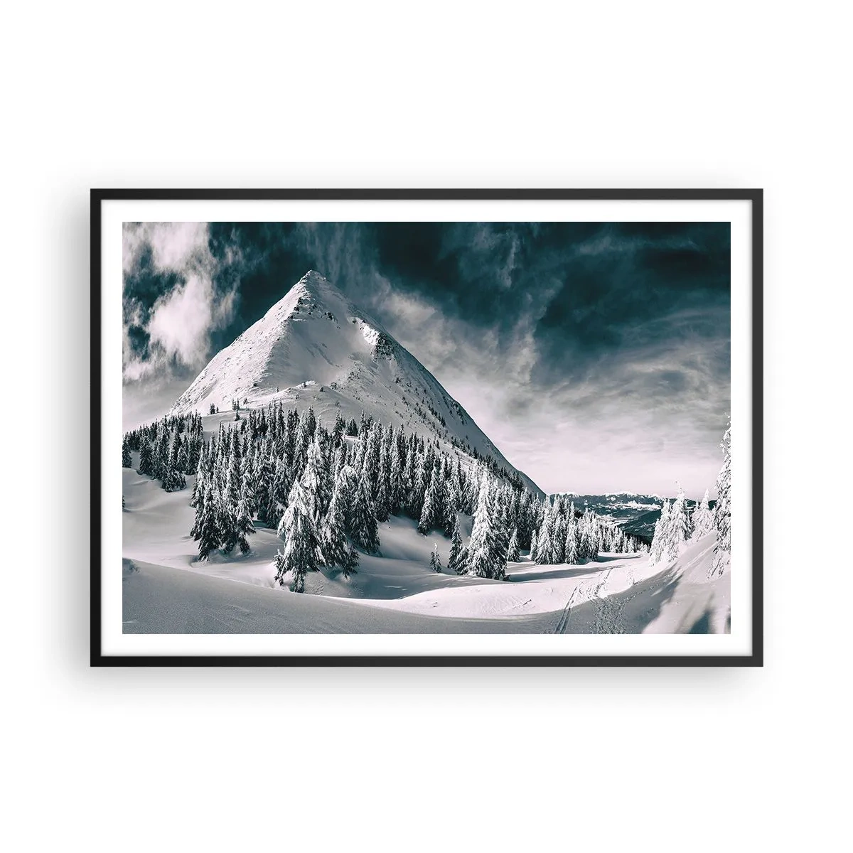Poster in einem schwarzem Rahmen - Ein schneebedeckter Berggipfel, umgeben von einem Winterwald - 100x70cm - Das Land aus Schnee und Eis - Moderne Wanddekoration für Wohnzimmer und Schlafzimmer ARTTOR