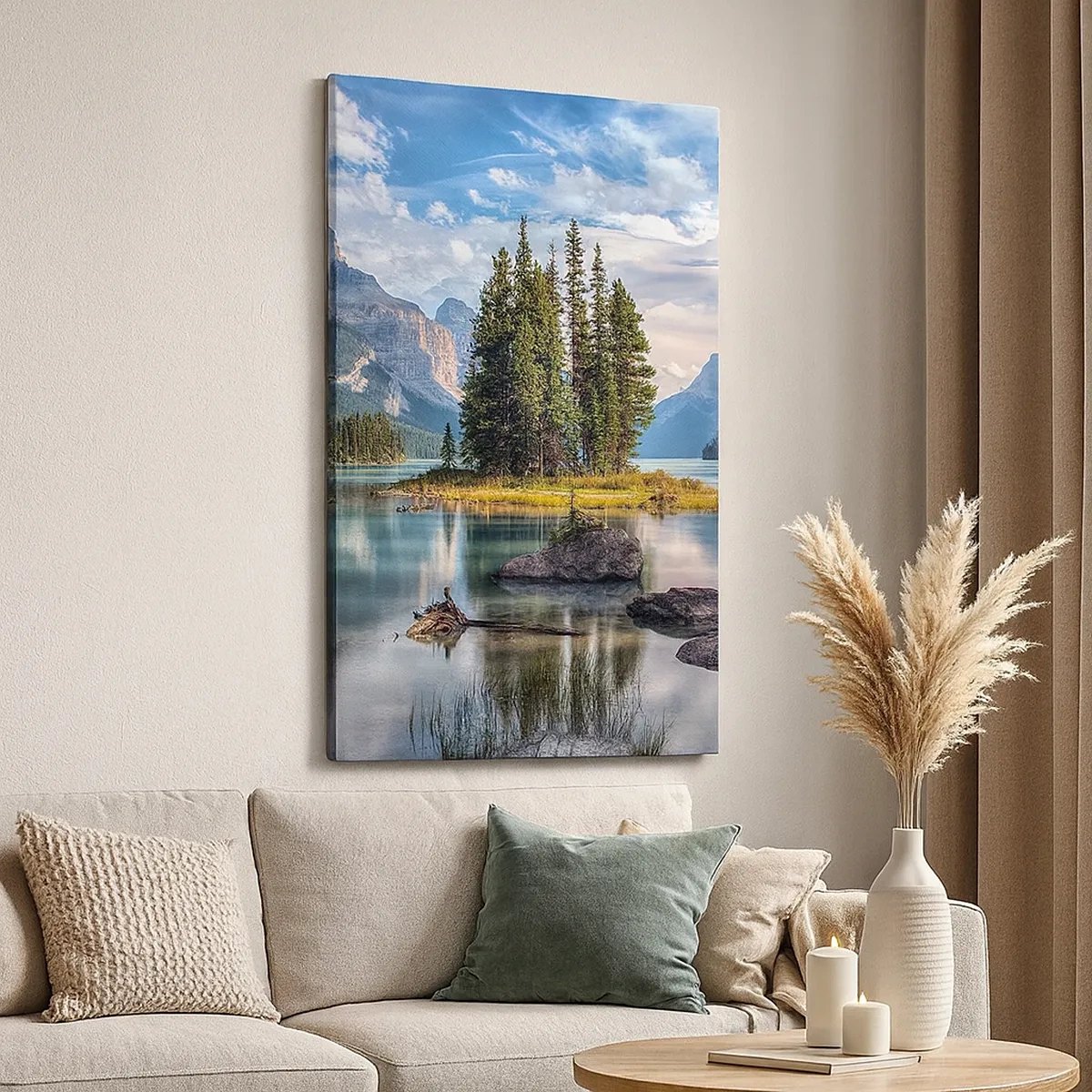 Bild auf Leinwand - Leinwandbild - Eine Berglandschaft mit einer Insel, umgeben von einem ruhigen See - 50x70cm - An dem tollen und sauberen Wasser ... - Moderne Wanddekoration für Wohnzimmer und Schlafzimmer ARTTOR