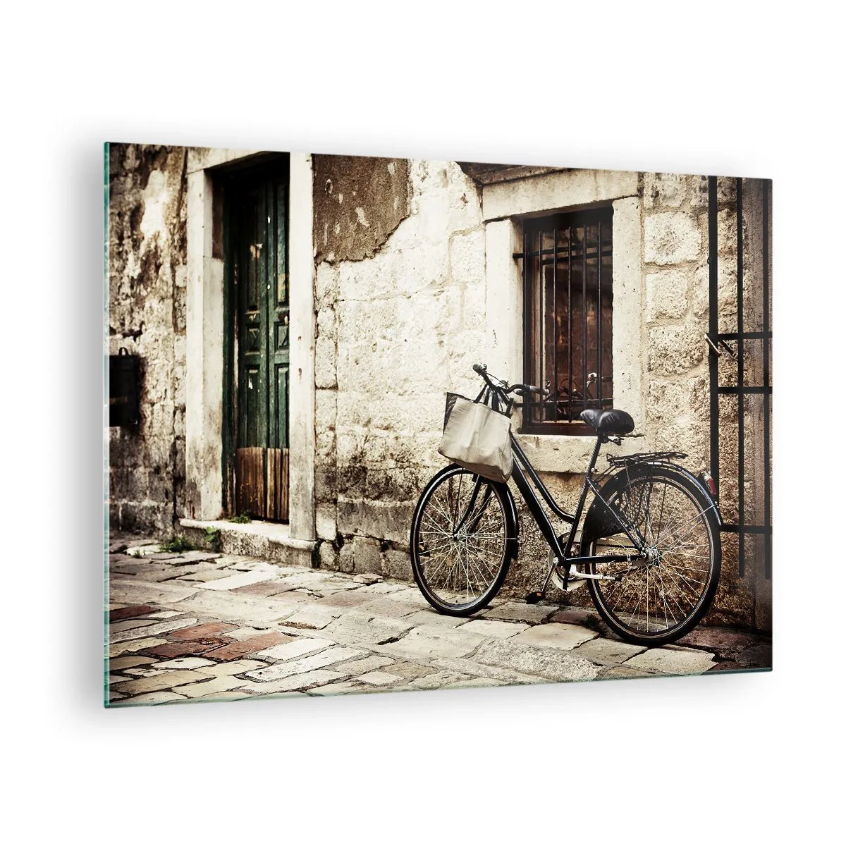 Glasbild - Bild auf glas - Ein schwarz-weißes Fahrrad lehnt an einem alten Mietshaus - 70x50cm - Zurück in die Vergangenheit - Moderne Wanddekoration für Wohnzimmer und Schlafzimmer ARTTOR