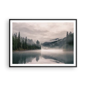 Poster in einem schwarzem Rahmen - Ein nebliger Wald spiegelt sich in einem ruhigen See - 100x70cm - In Reflexion, im Nebel - Moderne Wanddekoration für Wohnzimmer und Schlafzimmer ARTTOR