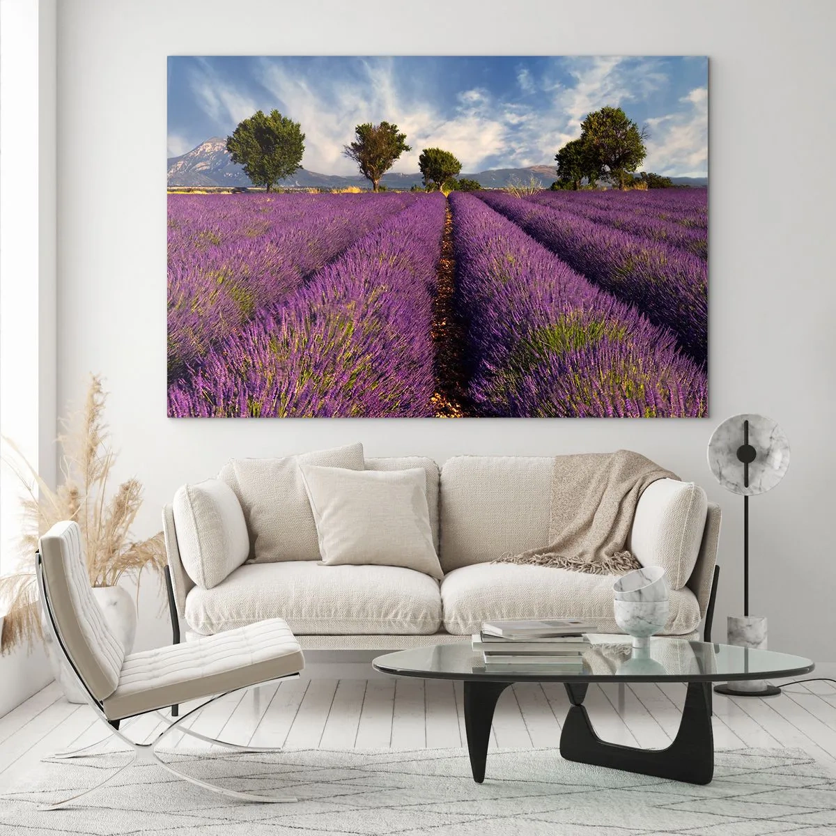 Glasbild - Bild auf glas - Ein Lavendelfeld mit Bäumen und einer Bergkulisse - 120x80cm - Lavendelfelder - Moderne Wanddekoration für Wohnzimmer und Schlafzimmer ARTTOR