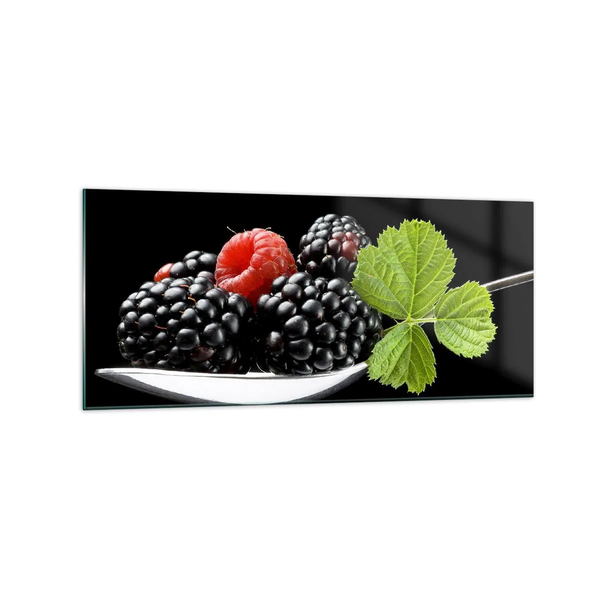 Glasbild - Bild auf glas - Brombeeren und Himbeeren auf einem Löffel mit einem Blatt auf schwarzem Hintergrund - 120x50cm - Der Geschmack der Frische - Moderne Wanddekoration für Wohnzimmer und Schlafzimmer ARTTOR