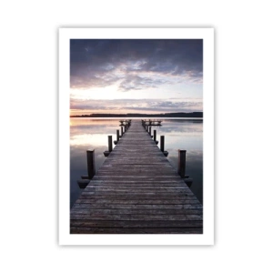 Poster - Ein Holzsteg über einem ruhigen See bei Sonnenuntergang - 50x70cm - Eine stille Grenze zwischen Tag und Nacht - Moderne Wanddekoration für Wohnzimmer und Schlafzimmer ARTTOR