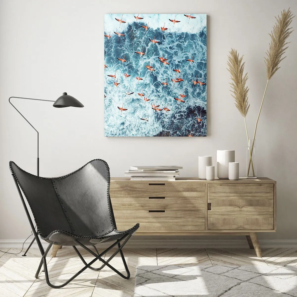 Glasbild - Bild auf glas - Eine Vogelperspektive auf rosa Flamingos über einem blauen Ozean - 80x120cm - Die Küstenparade - Moderne Wanddekoration für Wohnzimmer und Schlafzimmer ARTTOR