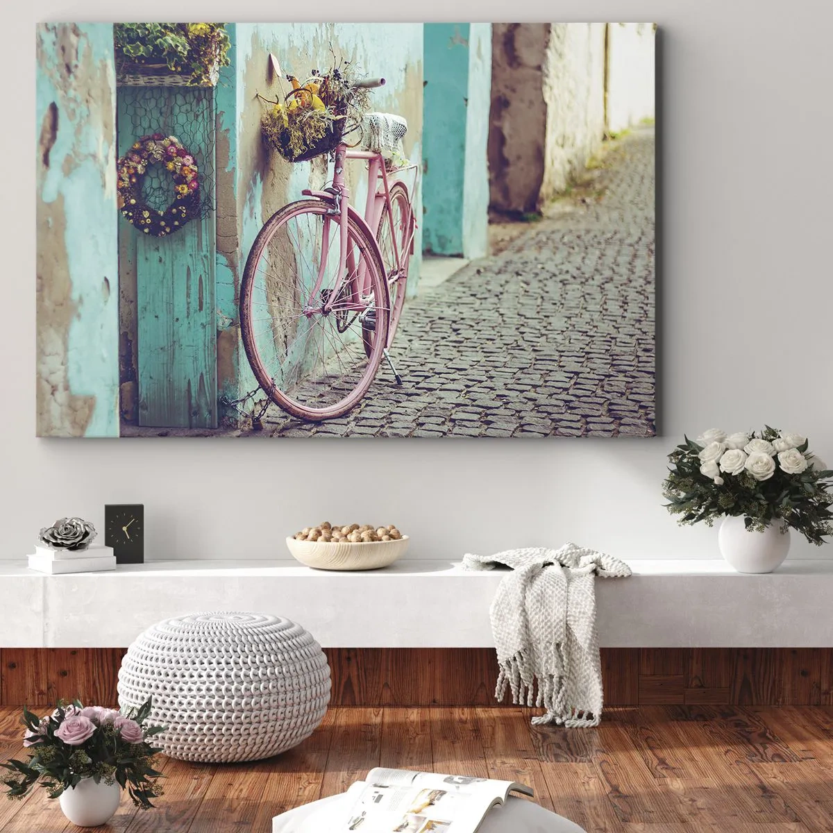 Bild auf Leinwand - Leinwandbild - Ein rosa Fahrrad neben einer türkisfarbenen Tür - 70x50cm - Ich komme gleich wieder - Moderne Wanddekoration für Wohnzimmer und Schlafzimmer ARTTOR