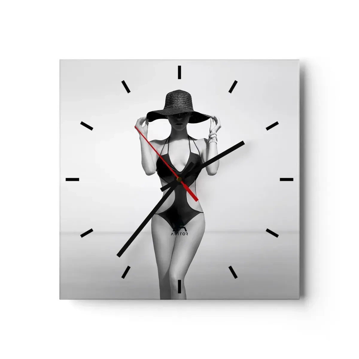 Wanduhr - Glasuhr - Schwarz-weiße Silhouette einer Frau mit Hut vor dem Meereshintergrund - 30x30cm - Mein Name ist: Eleganz - Moderne Wanddekoration für Wohnzimmer und Schlafzimmer ARTTOR