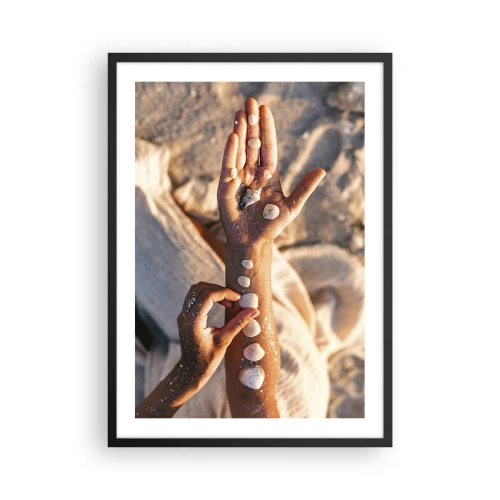 Poster in einem schwarzem Rahmen - Mit Muscheln verzierte Hände auf sandigem Untergrund - 50x70cm - Schönheit an Ihren Fingerspitzen - Moderne Wanddekoration für Wohnzimmer und Schlafzimmer ARTTOR
