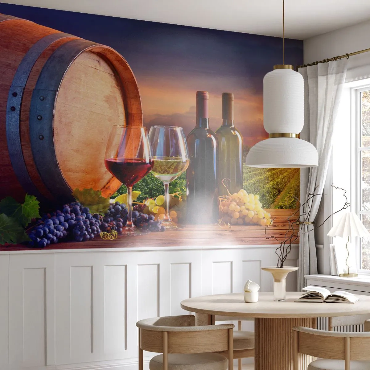 Fototapete Premium Sand - Wein, Gläser und Trauben vor der Kulisse eines Weinbergs bei Sonnenuntergang - 100x70cm - Hier schmeckt das Leben - Moderne Wanddekoration für Wohnzimmer und Schlafzimmer ARTTOR