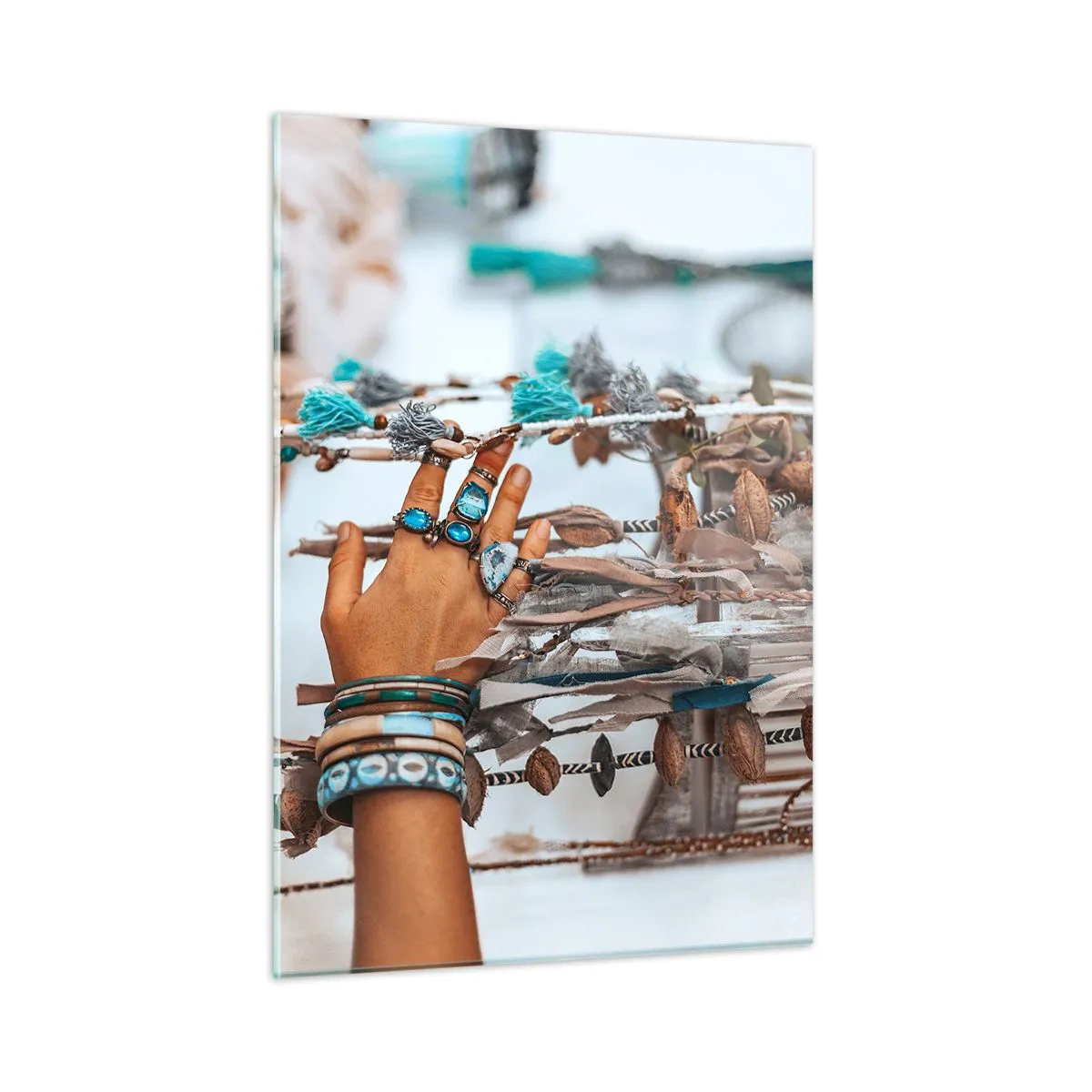 Glasbild - Bild auf glas - Hand mit Boho-Schmuck, der ethnische Dekoration berührt - 50x70cm - Lokale Schätze - Moderne Wanddekoration für Wohnzimmer und Schlafzimmer ARTTOR
