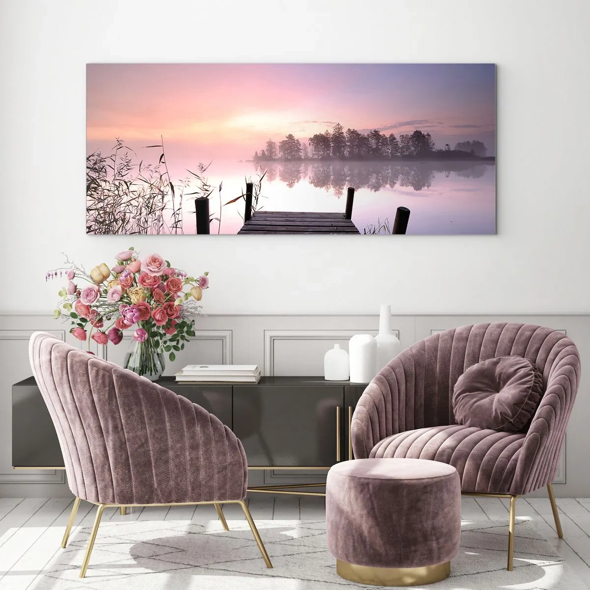 Glasbild - Bild auf glas - Ein Steg am Seeufer im Morgengrauen mit Nebel und pastellfarbenem Himmel - 160x50cm - Aus dem lila Nebel ... - Moderne Wanddekoration für Wohnzimmer und Schlafzimmer ARTTOR