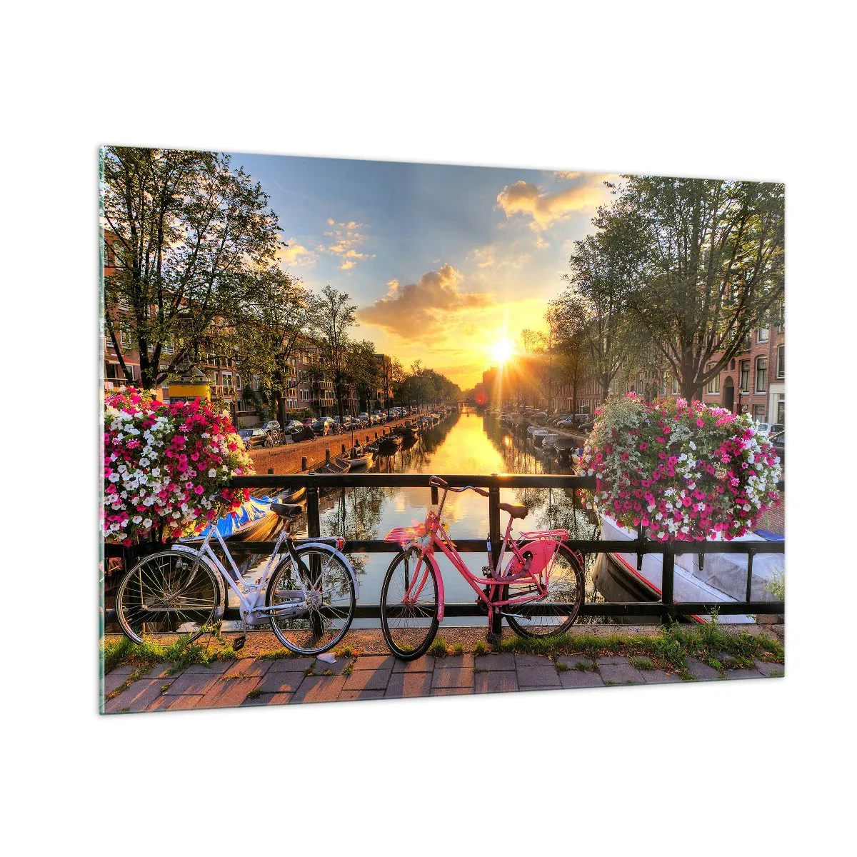 Glasbild - Bild auf glas - Sonnenuntergang über dem Kanal mit Fahrrädern im Hintergrund - 100x70cm - Frühlingsmorgen in Amsterdam - Moderne Wanddekoration für Wohnzimmer und Schlafzimmer ARTTOR