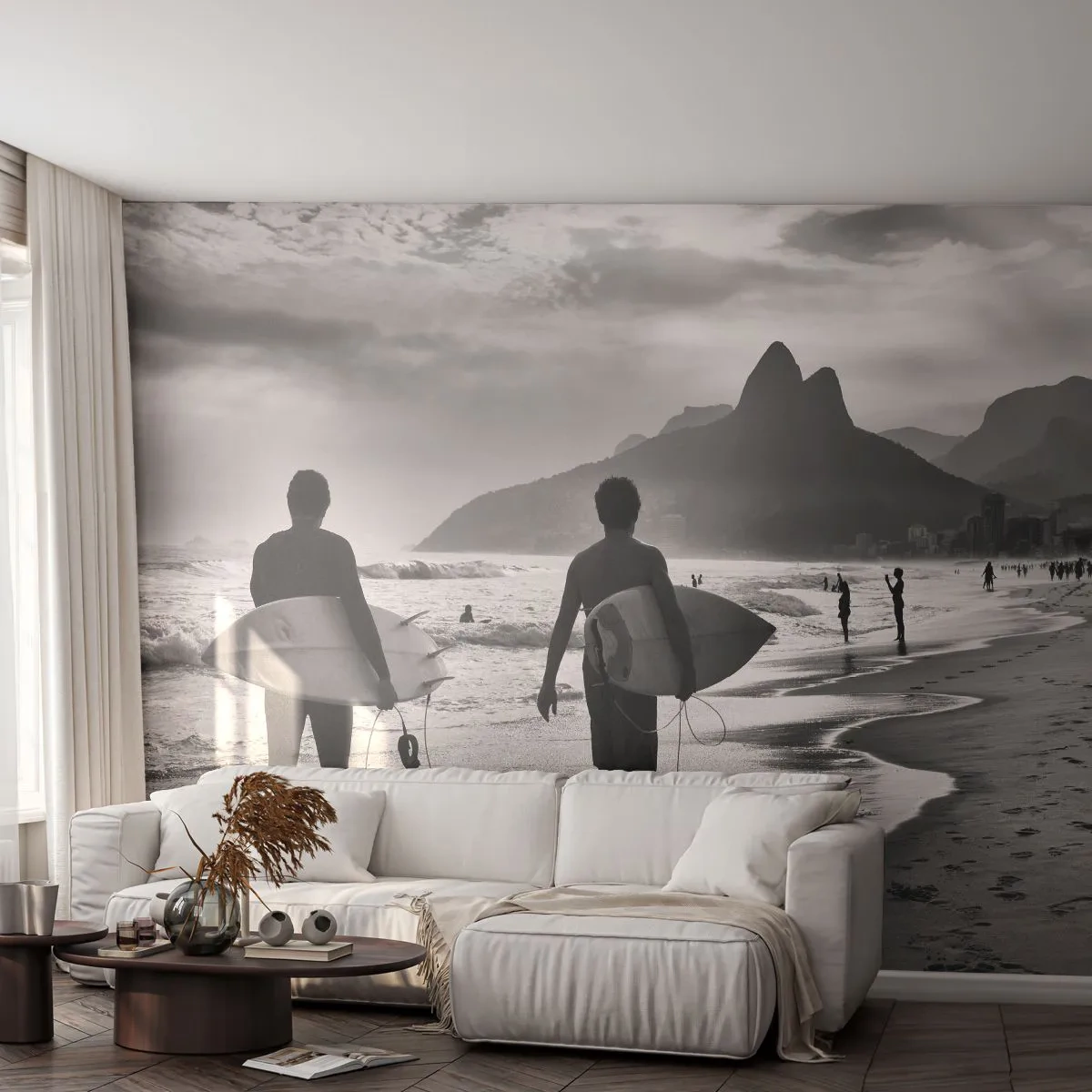 Fototapete Premium Canvas - Zwei Surfer laufen mit ihren schwarz-weißen Brettern am Strand entlang. - 100x70cm - Single-Wave-Samba - Moderne Wanddekoration für Wohnzimmer und Schlafzimmer ARTTOR