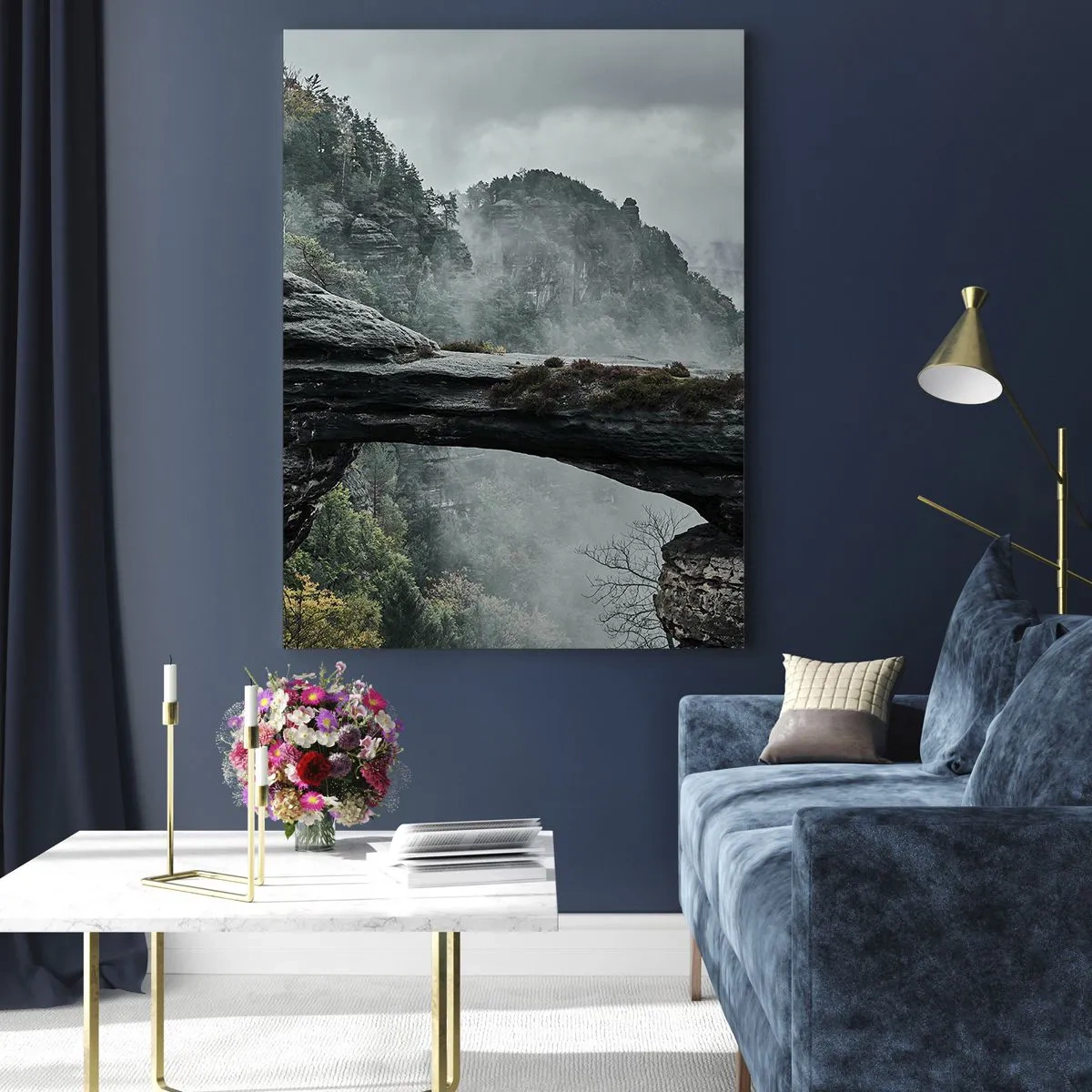 Glasbild - Bild auf glas - Ein Steinbogen, umgeben von nebligen Bergen und Wäldern - 70x100cm - Abenteuer beginnt gleich - Moderne Wanddekoration für Wohnzimmer und Schlafzimmer ARTTOR