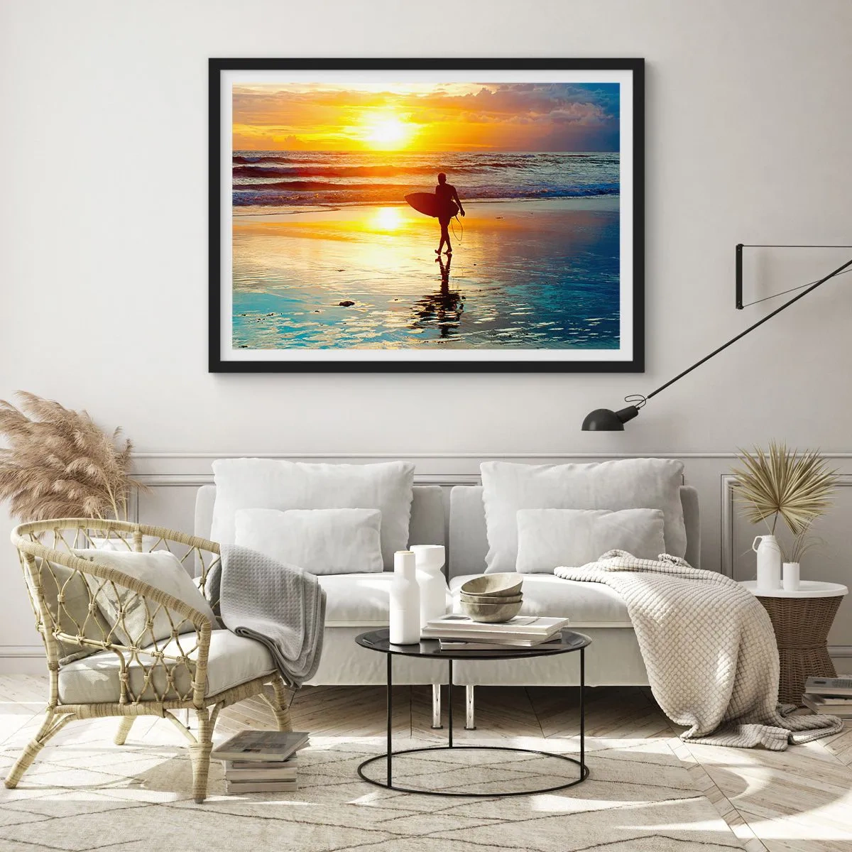 Poster in einem schwarzem Rahmen - Ein Surfer geht bei Sonnenuntergang mit einem Brett in der Hand am Strand spazieren. - 100x70cm - Die Rückkehr des Kriegers - Moderne Wanddekoration für Wohnzimmer und Schlafzimmer ARTTOR