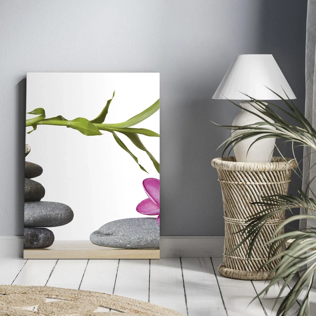 Bild auf Leinwand - Leinwandbild - Bambus und rosa Blume auf Steinen im Zen-Stil - 50x70cm - Farben des Lebens und der Dauer - Moderne Wanddekoration für Wohnzimmer und Schlafzimmer ARTTOR