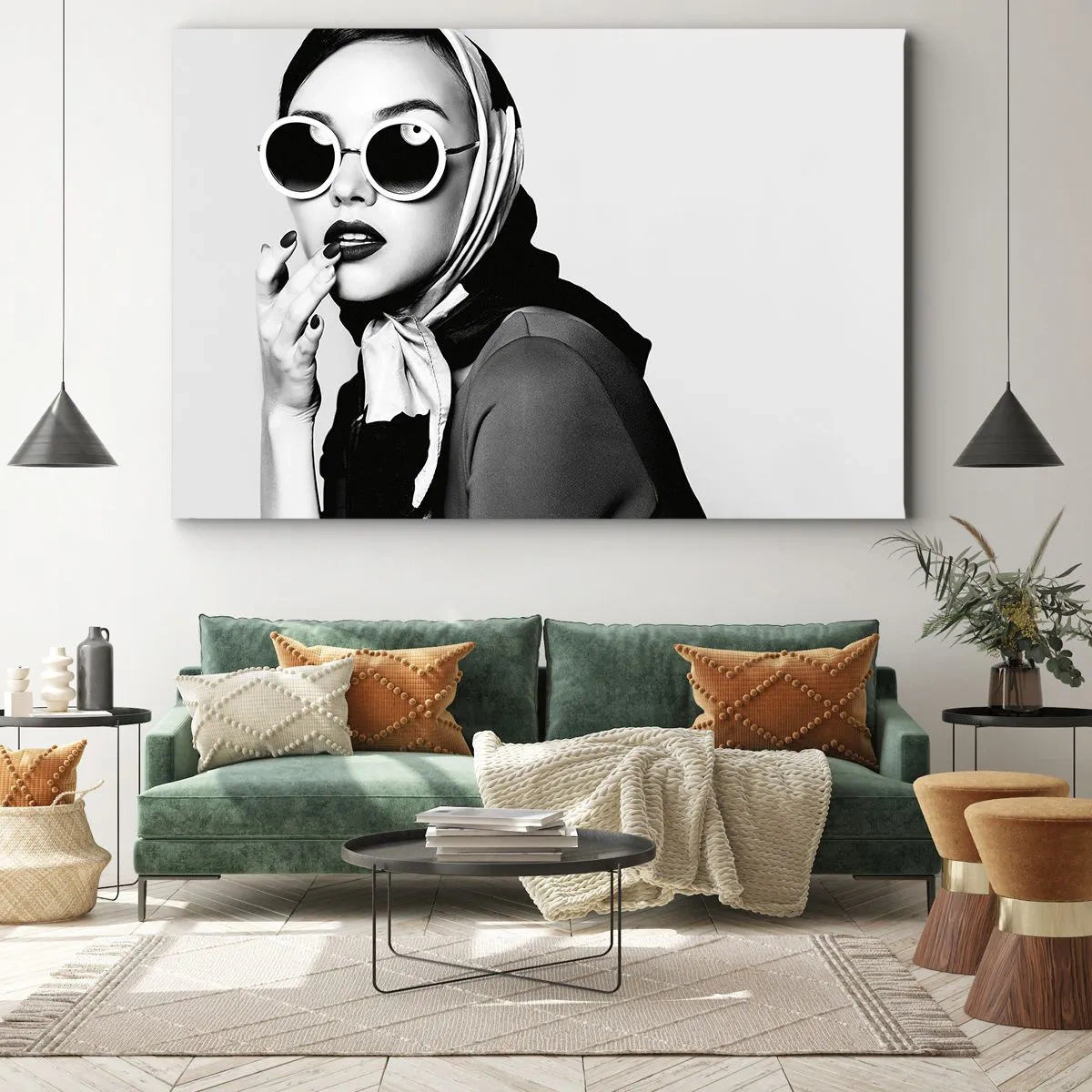 Bild auf Leinwand - Leinwandbild - Schwarz-Weiß-Porträt einer Frau mit Brille und Kopftuch - 100x70cm - Grüße aus den 1960er Jahren - Moderne Wanddekoration für Wohnzimmer und Schlafzimmer ARTTOR